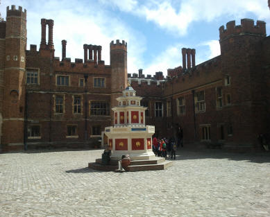 Hamptoncourt-piazza